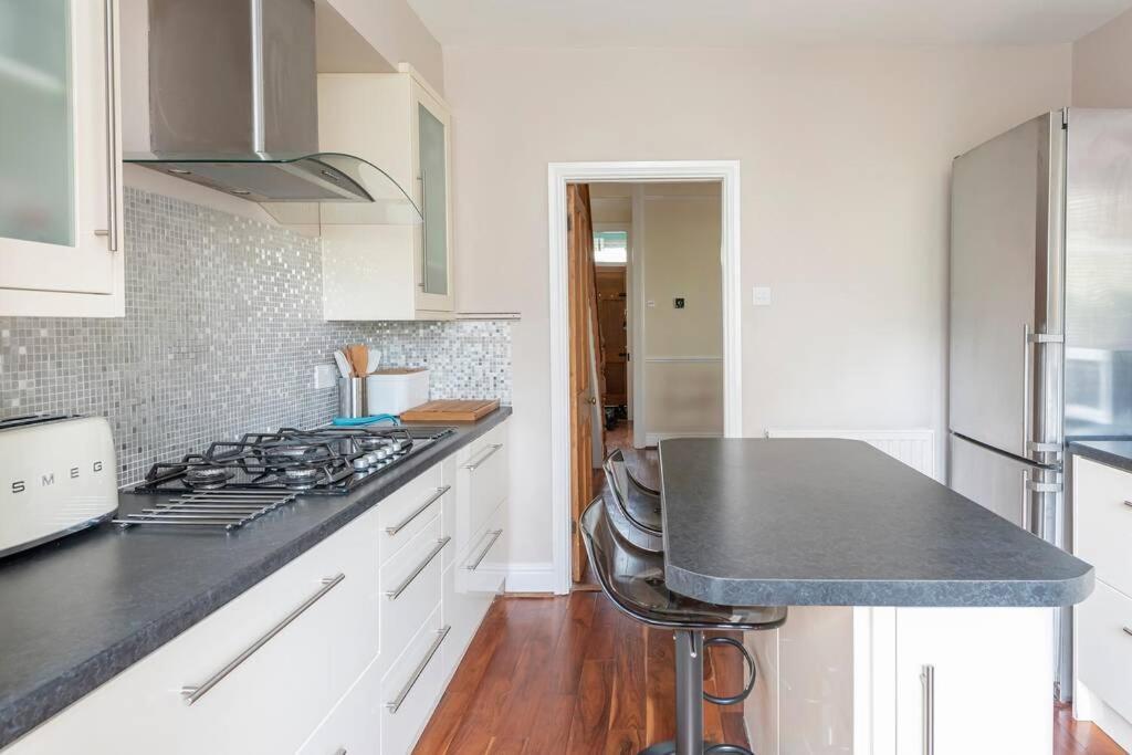Spacious House - 2 Double Rooms - Street Parking - Garden Bath Dış mekan fotoğraf