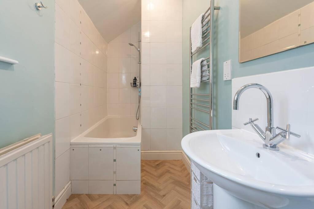 Spacious House - 2 Double Rooms - Street Parking - Garden Bath Dış mekan fotoğraf